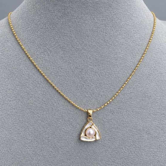 Pendant Mother-of-Pearl 14x13mm+- with Pearl 6mm+- on a chain, length 46cm+