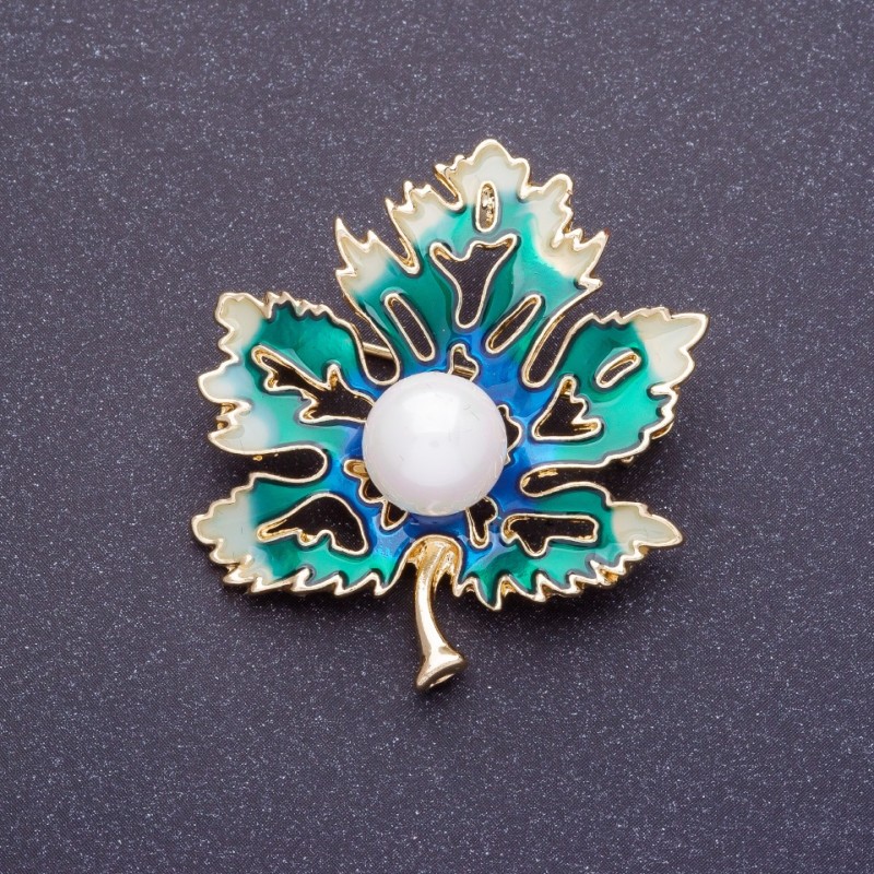 Brooch "Maple Leaf" 4×3.5cm, Enamel, Gold-Coloured Metal