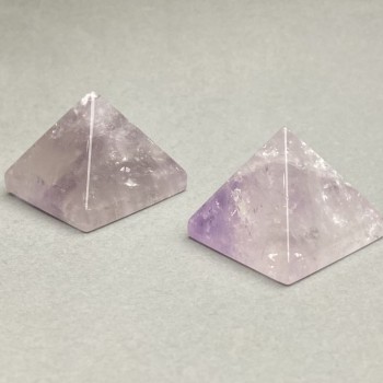 Natural Amethyst Stone Pyramid Souvenir (+/-), height 25mm, length 30mm
