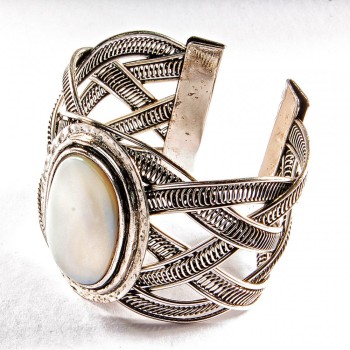 Bracelet Mother-of-Pearl wide clasp metal frame classic oval