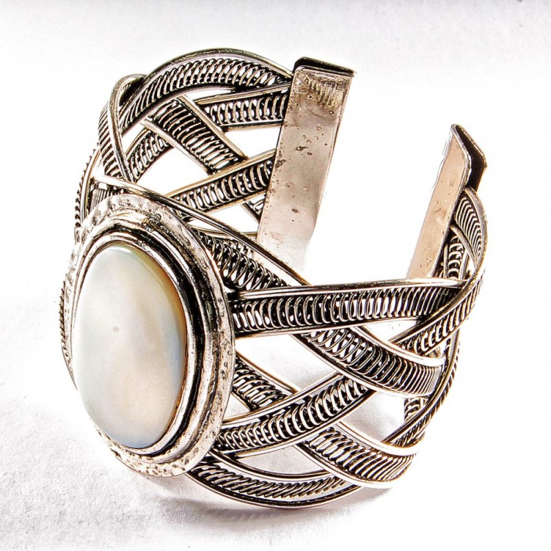Bracelet Mother-of-Pearl wide clasp metal frame classic oval