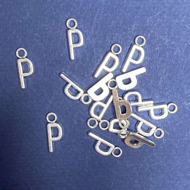 Pendant hardware Letter "P" 17x7mm packaging 20g (+- 30 pcs.)