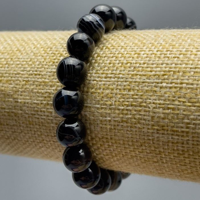 Bracelet of natural agate with smooth round beads, diameter 10(±)mm on elastic cord, wrist circumference 18cm