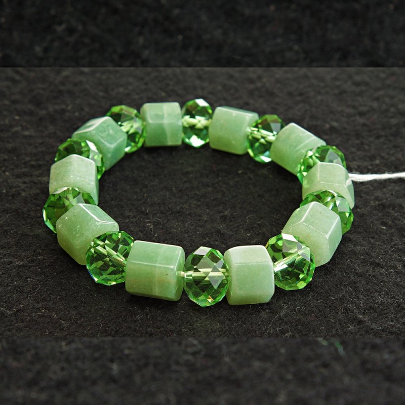 Bracelet on elastic band pressed Jade and Czech glass
