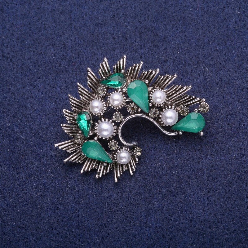 Sale! Accent Brooch with Green Crystals and Pearls (imit.), Silver-Tone Metal 35x45mm