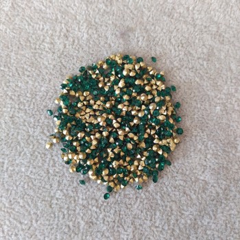 Rhinestones, green colour, diameter 2.5 (+/-) mm, pack / 4g (+/-)