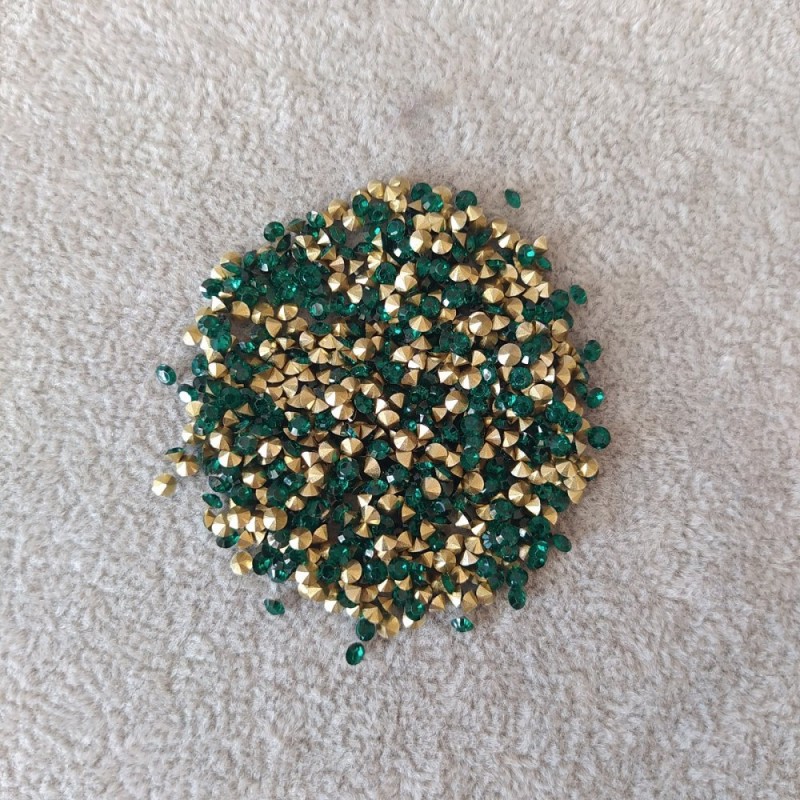 Rhinestones, green colour, diameter 2.5 (+/-) mm, pack / 4g (+/-)
