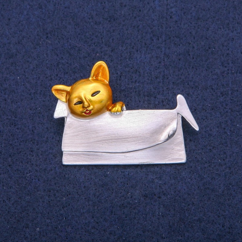Brooch Pendant Cat in a Bag with Pearlised and Gold Enamel, Silver-coloured Metal 33x45mm