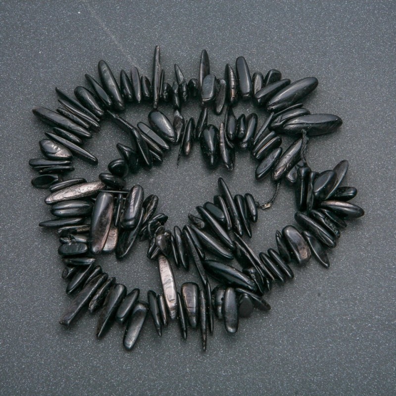 Thread of natural obsidian fragment “needle”, diameter 10-20×3-5mm, length 40cm ± on thread