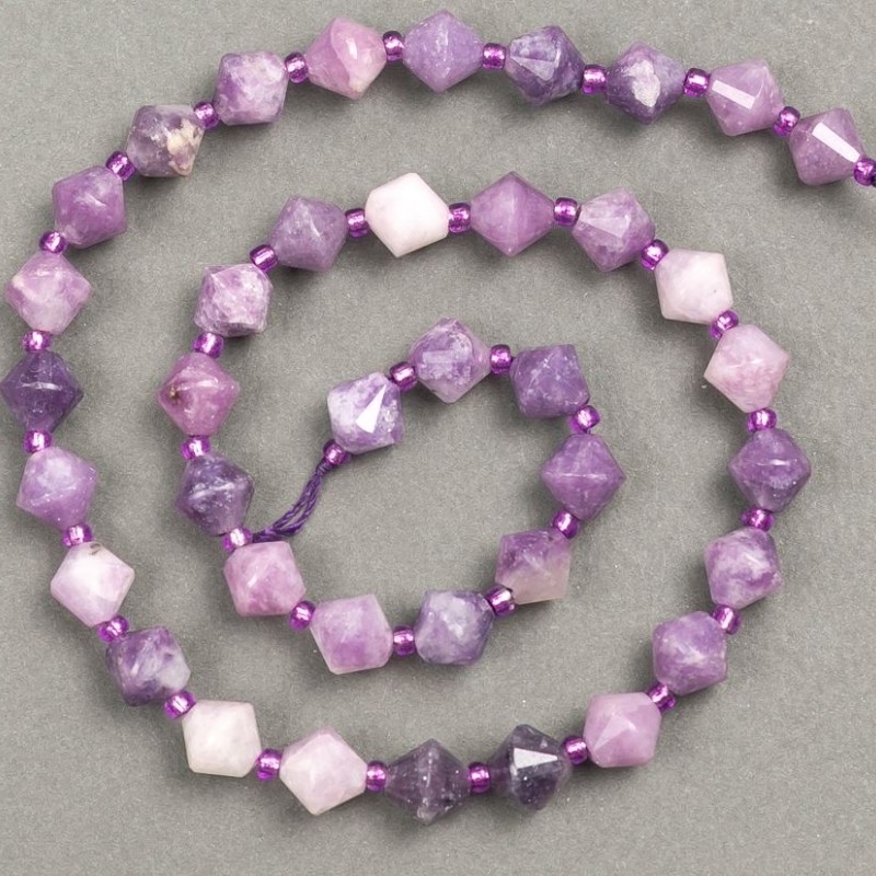 Lepidolite Beads on Thread - Faceted Diamond-shaped, 8.5 mm, 39 cm length (+ - Bead Inlay 3x3 mm)
