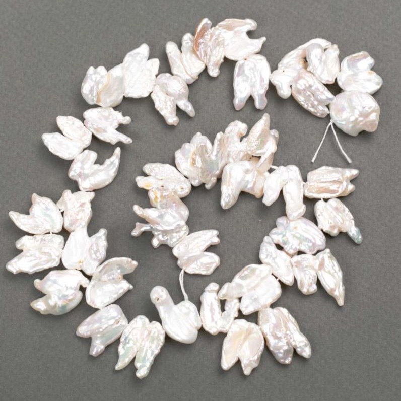 Baroque pearls butterfly with petrol hue d 14-28×12-15mm +-, length 40cm+