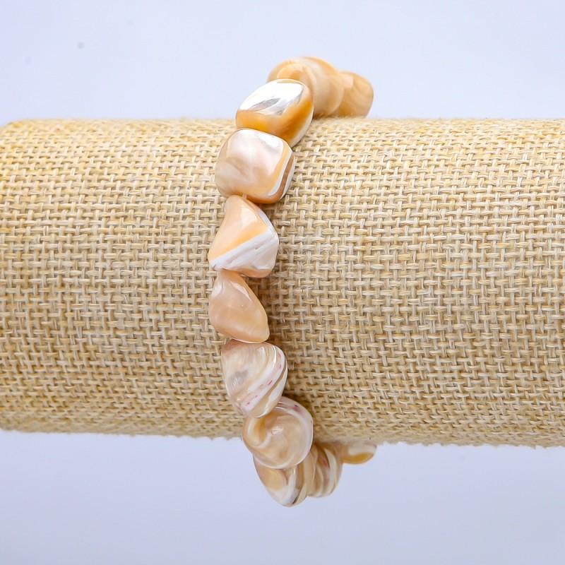 Bracelet on elastic natural beige mother-of-pearl iridescent discs, diameter 19×12mm ±, length 18cm ±