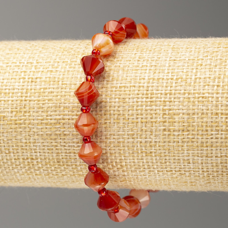 Bracelet on elastic with Sardonyx stone, faceted baguette-cut, diameter 8x8mm +-, length 18cm+