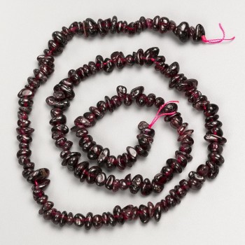Stone Beads Garnet Chips on String, diameter 6x3mm+-, length 41cm+