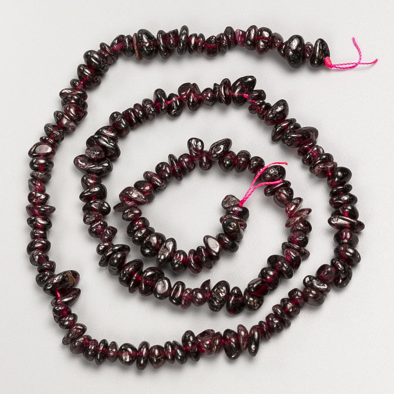 Stone Beads Garnet Chips on String, diameter 6x3mm+-, length 41cm+