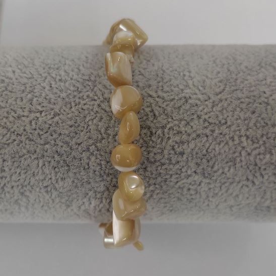 Natural Mother-of-Pearl Bracelet on elastic, beige tumbled beads, diameter 8x5+/-, length 18cm