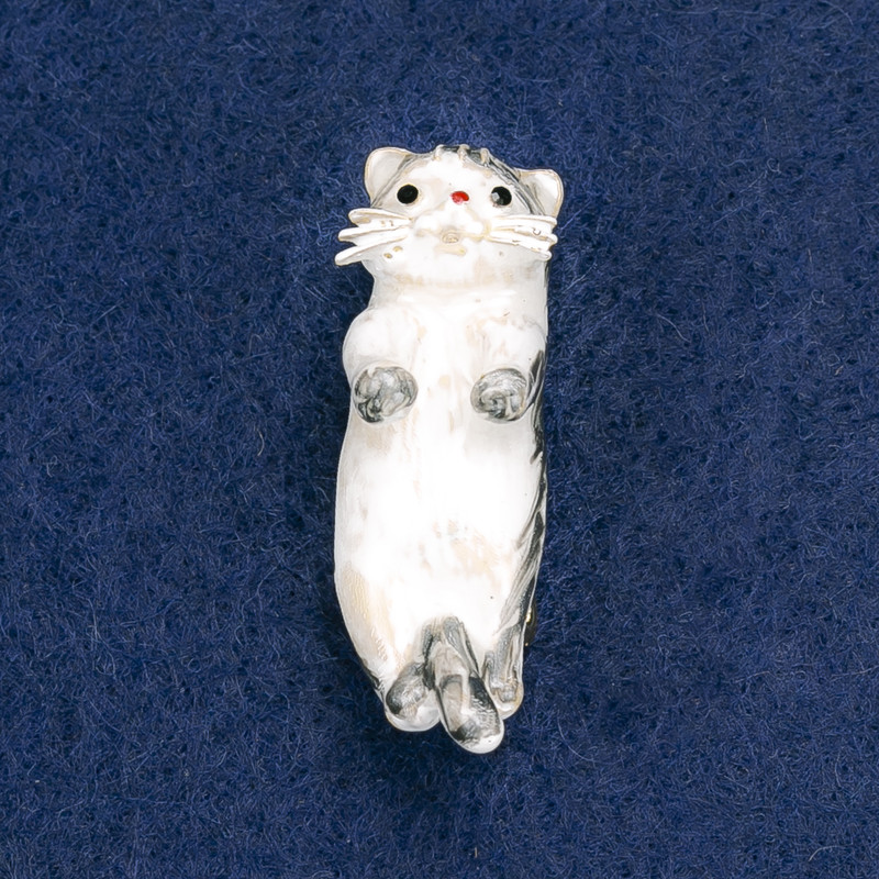 Kitten Brooch, grey and white acrylic, silver-tone metal 41x13mm