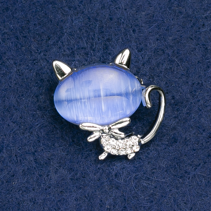 Kitten Brooch, blue cat's-eye stone with white rhinestones, silver-tone metal 24x23mm