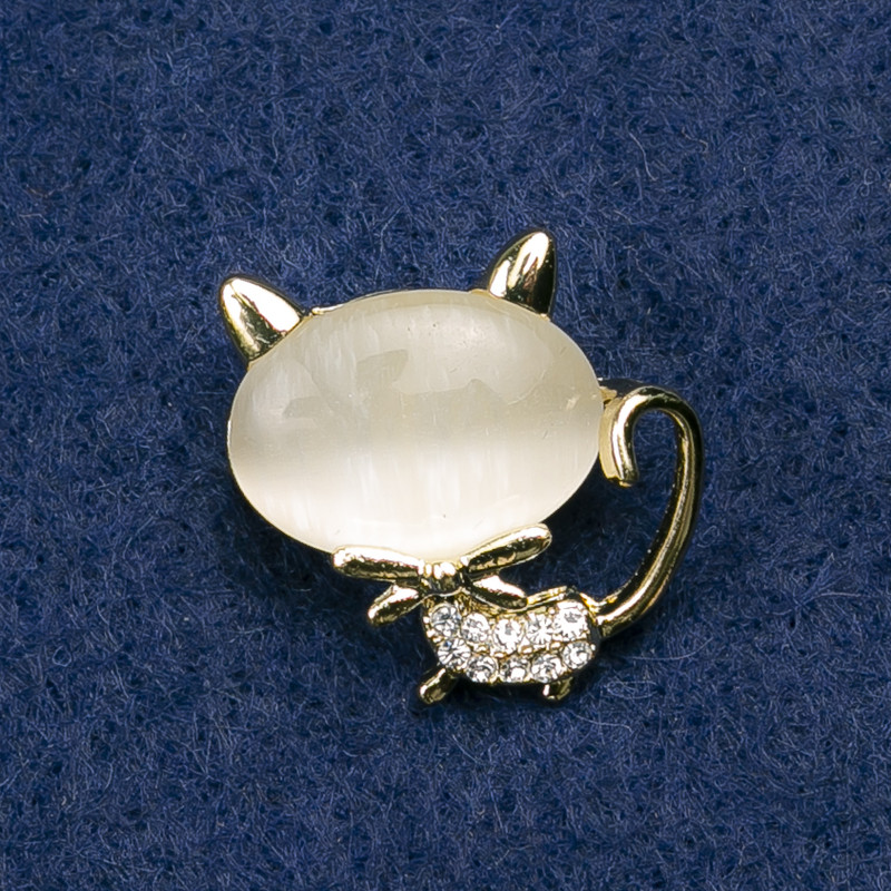 Kitten Brooch, white cat's-eye stone with white rhinestones, gold-tone metal 24x23mm