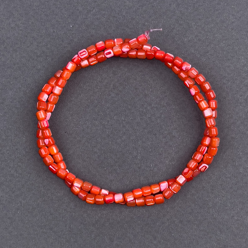Colored dyed red mother-of-pearl cylindrical beads, diameter 3.5×3.5 mm, length 40 cm ± on nylon thread