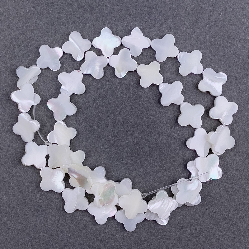 Mother-of-Pearl Clover Beads, diameter 12x3mm+-, length 39cm+- on fishing line