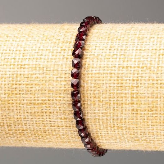 Garnet Bracelet natural stone faceted cube, diameter 4mm+-, length 18cm (stretch)