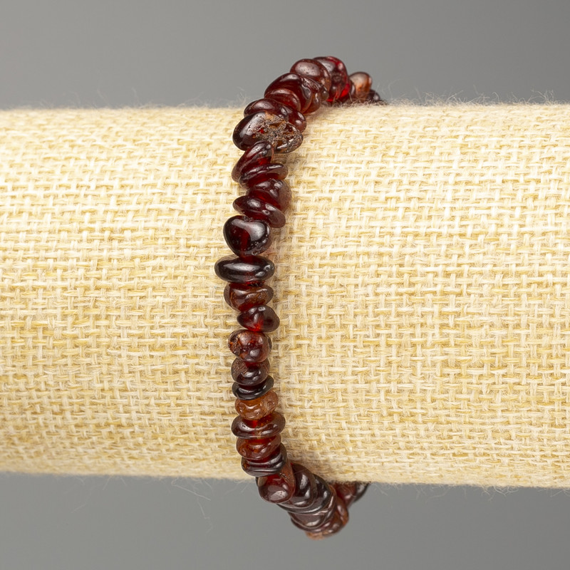 Bracelet of natural garnet碎 fragments?