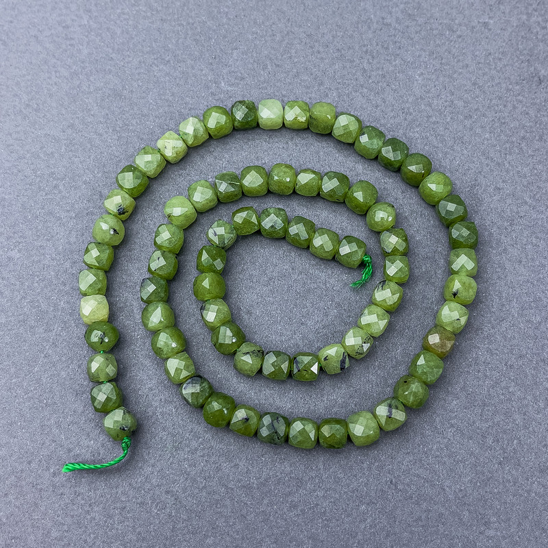 Canadian Jadeite Jade Beads, natural gemstone, faceted cube on thread, diameter 9x9 mm, length 38 cm
