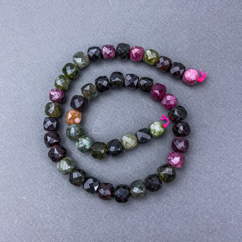 Turmaline natural gemstone faceted cube-shaped beads on thread, diameter 9x9 mm±, length 38 cm±