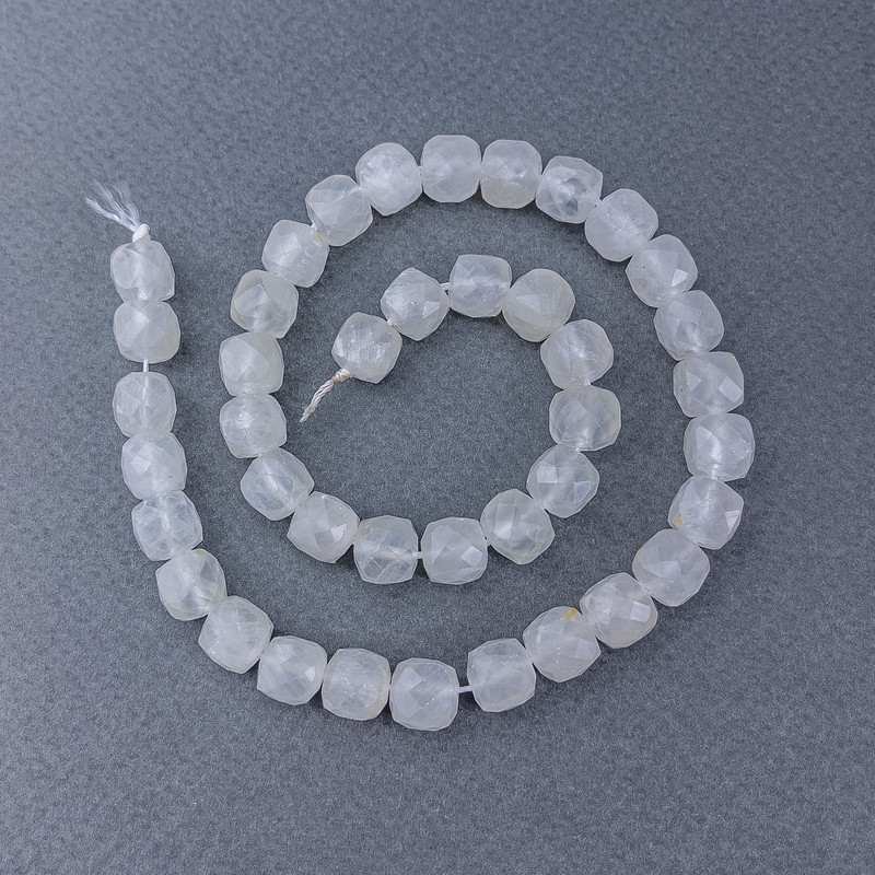 Mountain crystal natural stone cut cube beads on a thread, diameter 9x9 mm±, length 38 cm±