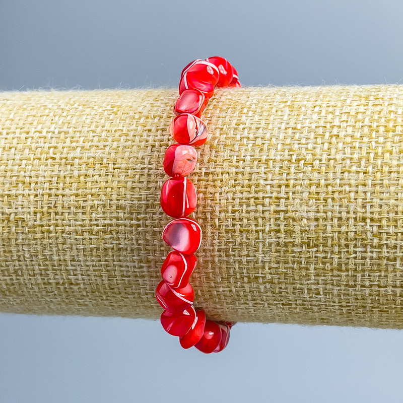 Red mother-of-pearl bracelet with elongated beads, diameter 8×6mm, length 18cm (stretch)