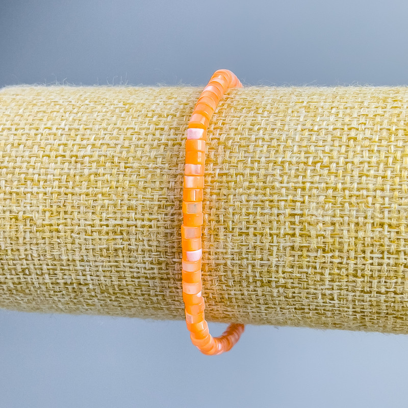 Bracelet Mother-of-Pearl, tinted orange discs, diameter 4×2 mm, length 18 cm (stretch)