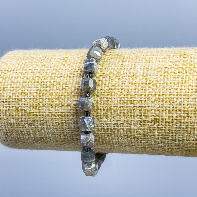 Bracelet Labradorite natural gemstone faceted cube, diameter 6x6mm± with 2mm+ beads, length 18cm (stretch)