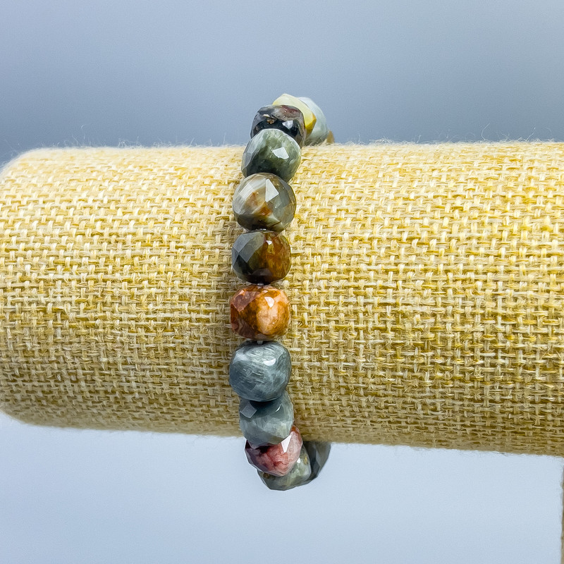 Bracelet Assortment of Natural Stone Beads Faceted Cubes, diameter 9x9mm ±, length 18cm (stretch)