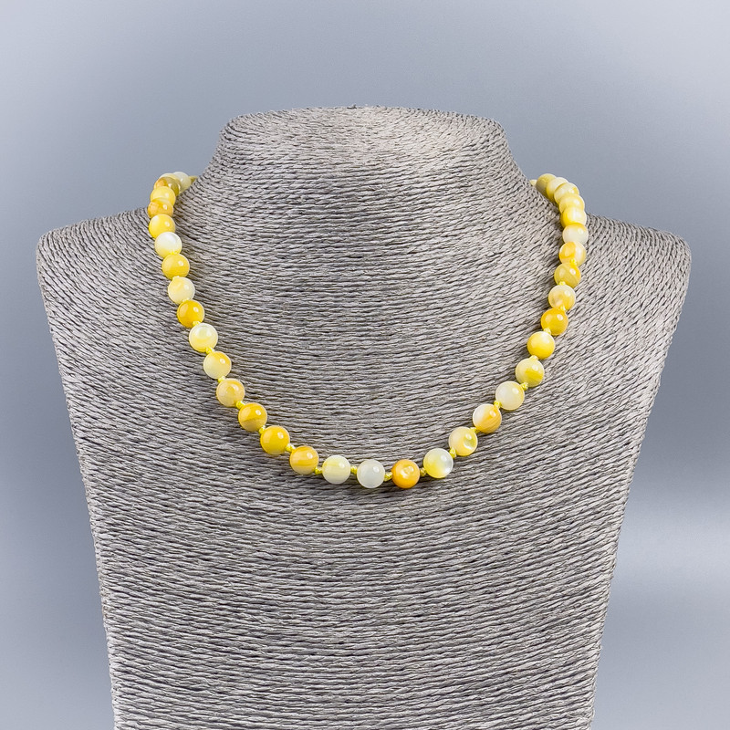 Necklace made of natural mother-of-pearl (tinted) white-yellow smooth beads, diameter 8mm, length 50cm