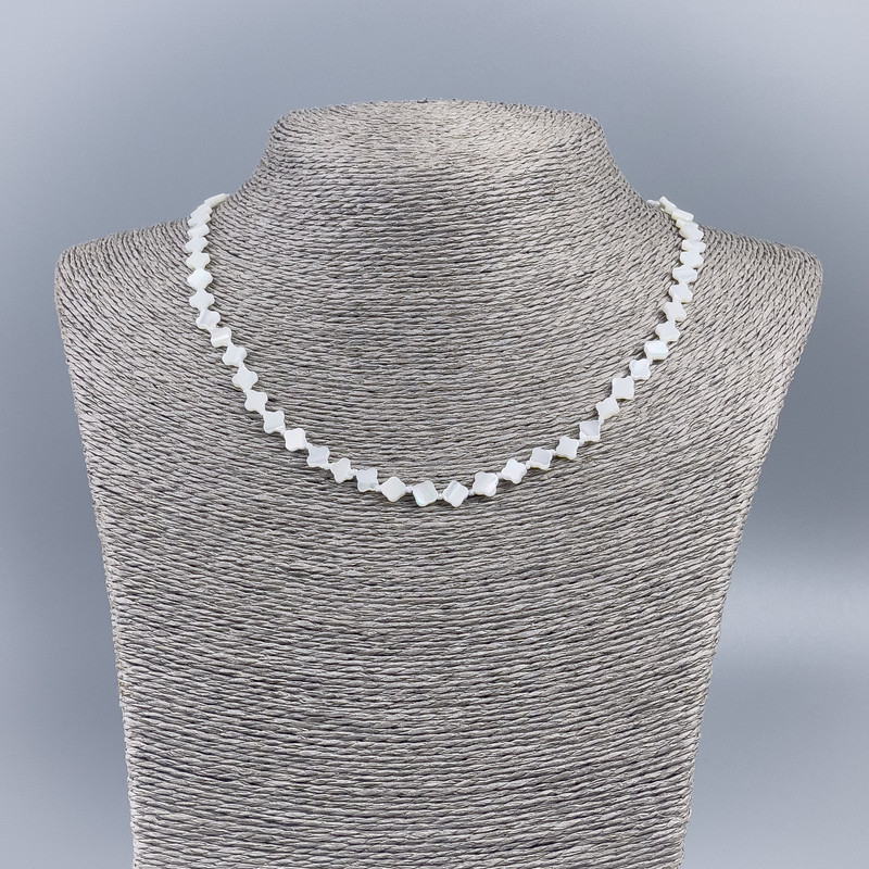 Necklace of natural white mother-of-pearl in shamrock shape, diameter 6x5x2mm+-, length 50cm+
