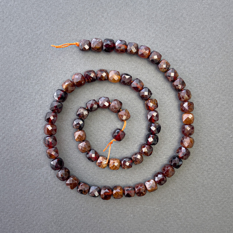 Garnet beads brown-red faceted cube, diameter 6.5mm±, thread length 39cm±