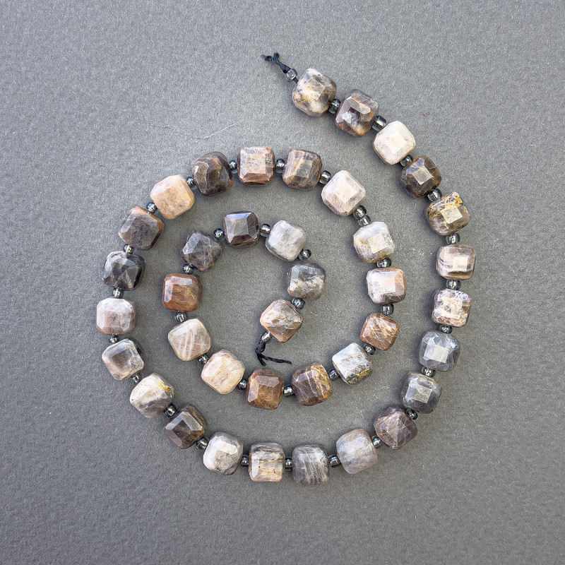 Sunstone Beads, Natural Stone Faceted Cube, Diameter 8x8mm+-, Length 39cm+- on a Strand with Seed Beads