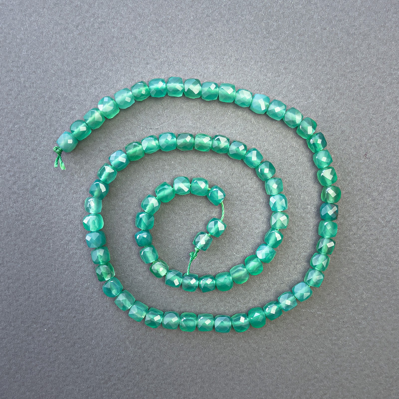 Chrysoprase Beads on Strand, Natural Stone Faceted Cube, Diameter 5x5mm+-, Length 39cm+