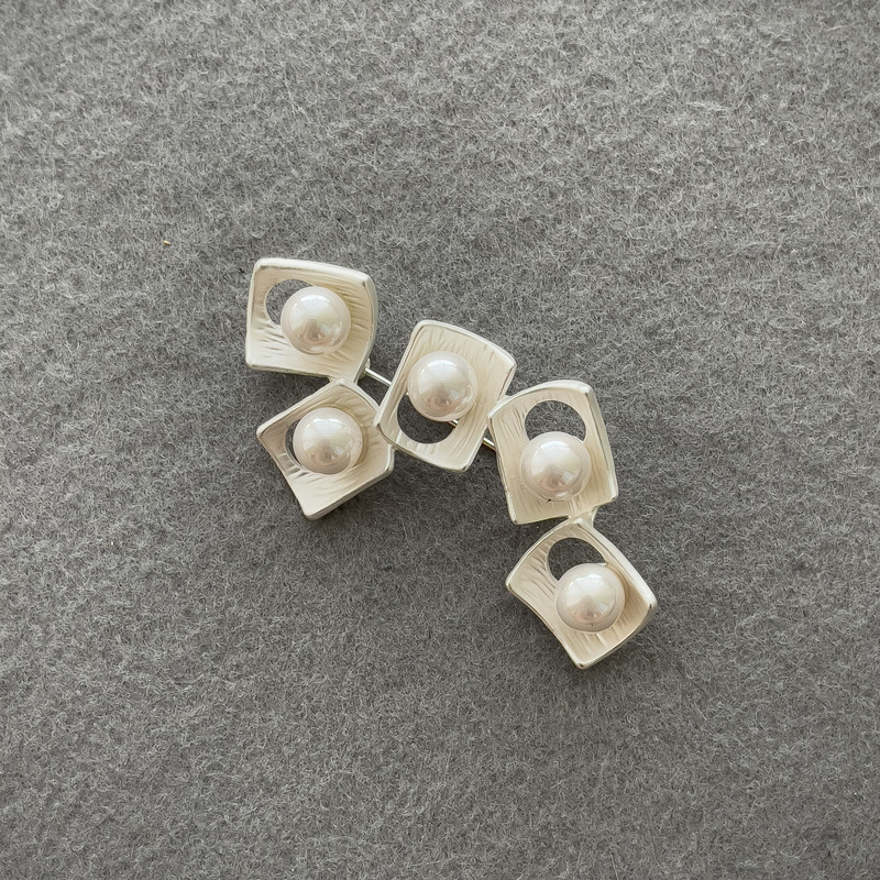 Accent Brooch with White Pearls, Silver-Tone Metal 62x37mm+