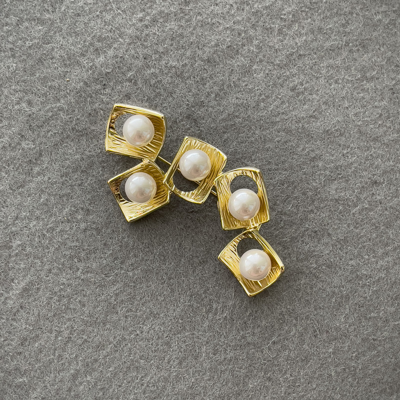 Accent Brooch with White Pearls, Gold-Tone Metal 62x37mm+