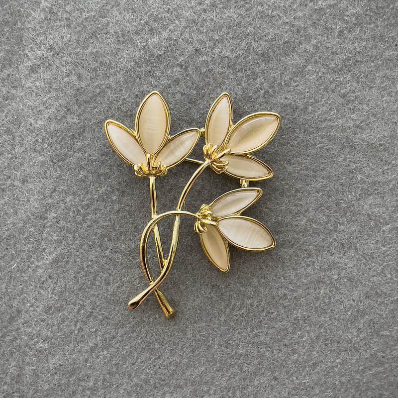 Flower Brooch, White Cat's Eye, gold-tone metal, 58x49mm+
