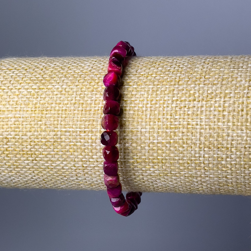 Raspberry Cat's Eye Bracelet, Natural Stone Faceted Cube, Diameter 5mm+/-, Length 18cm (Stretch)