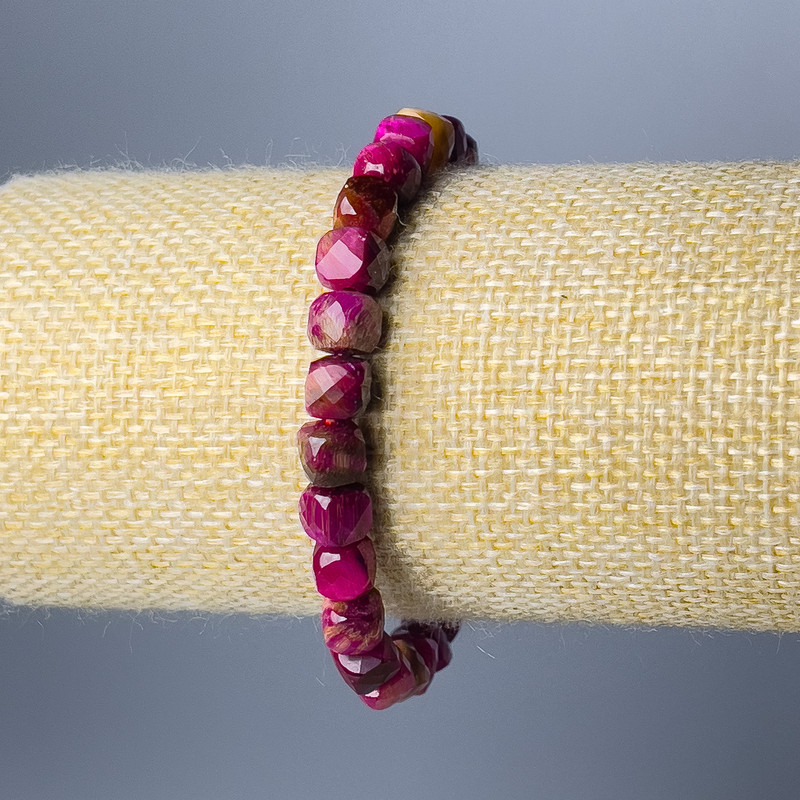 Raspberry Cat's Eye Bracelet, Natural Stone Faceted Cube, Diameter 7mm+/-, Length 18cm (Stretch)
