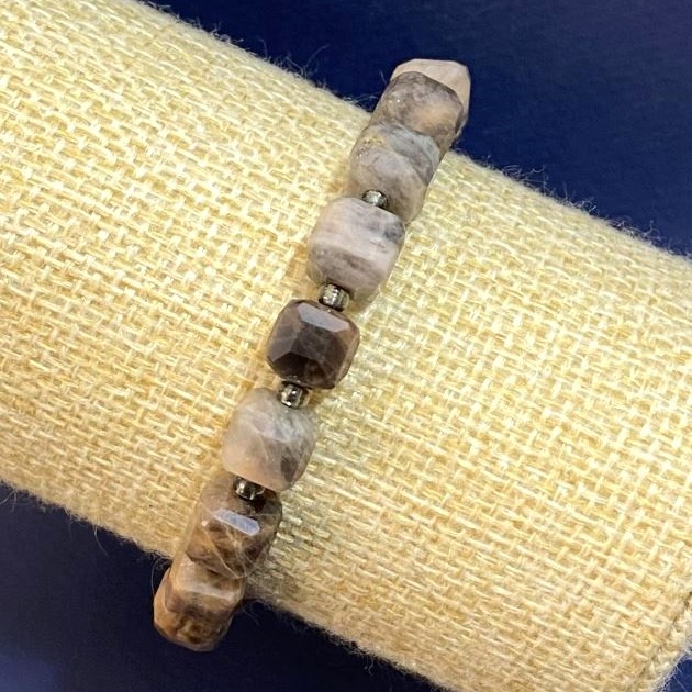Sunstone Bracelet, Natural Stone Faceted Cube, Diameter 8mm+/-, Length 18cm (Stretch) with Seed Beads