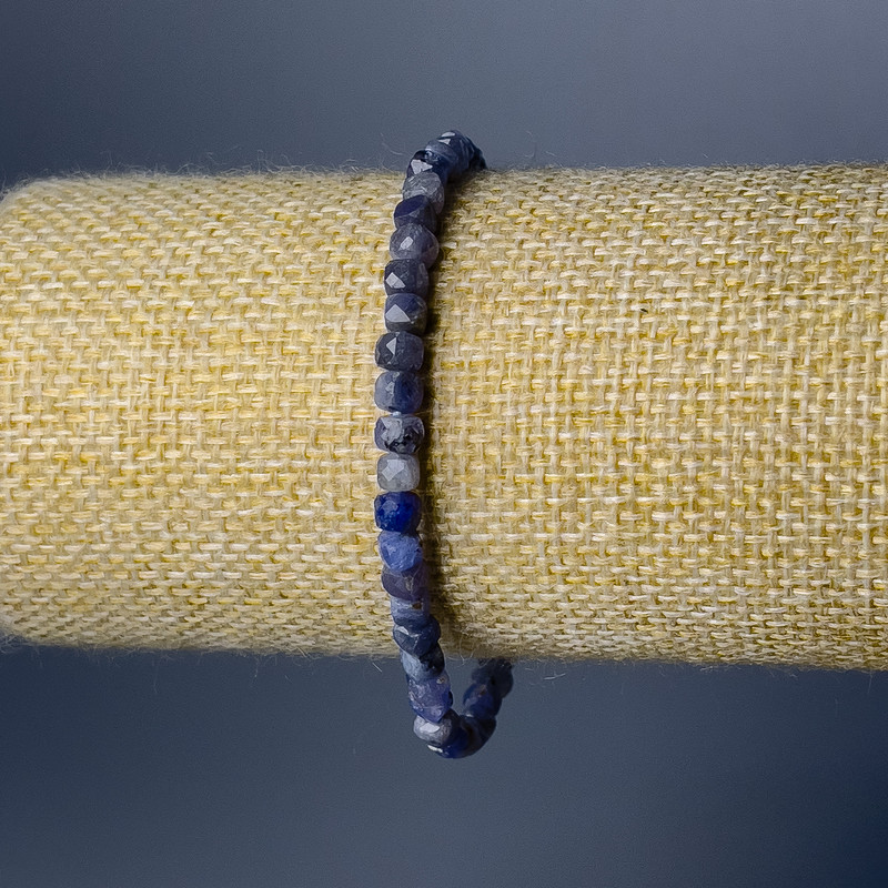 Iolite Bracelet, Natural Stone Faceted Cube, Diameter 4mm+/-, Length 18cm (Stretch)