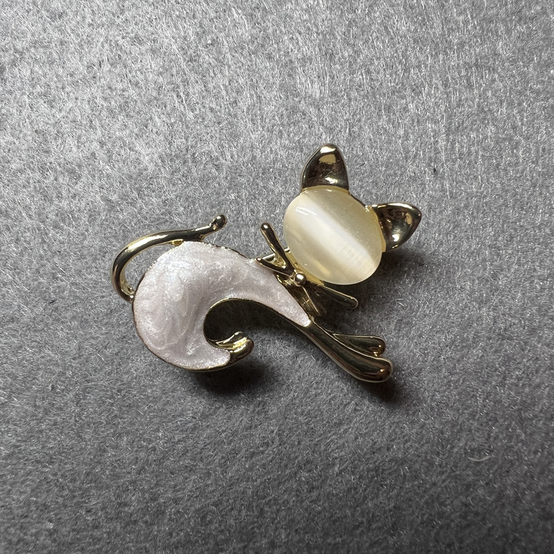 Cat Brooch White Cat's Eye, White Mother-of-Pearl, Gold-Tone Metal 28x23mm