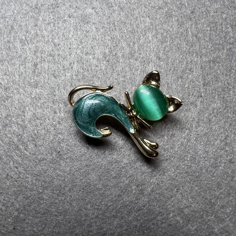 Cat Brooch, Green Cat's Eye, Green Mother-of-Pearl, Gold-Tone Metal 28x23mm