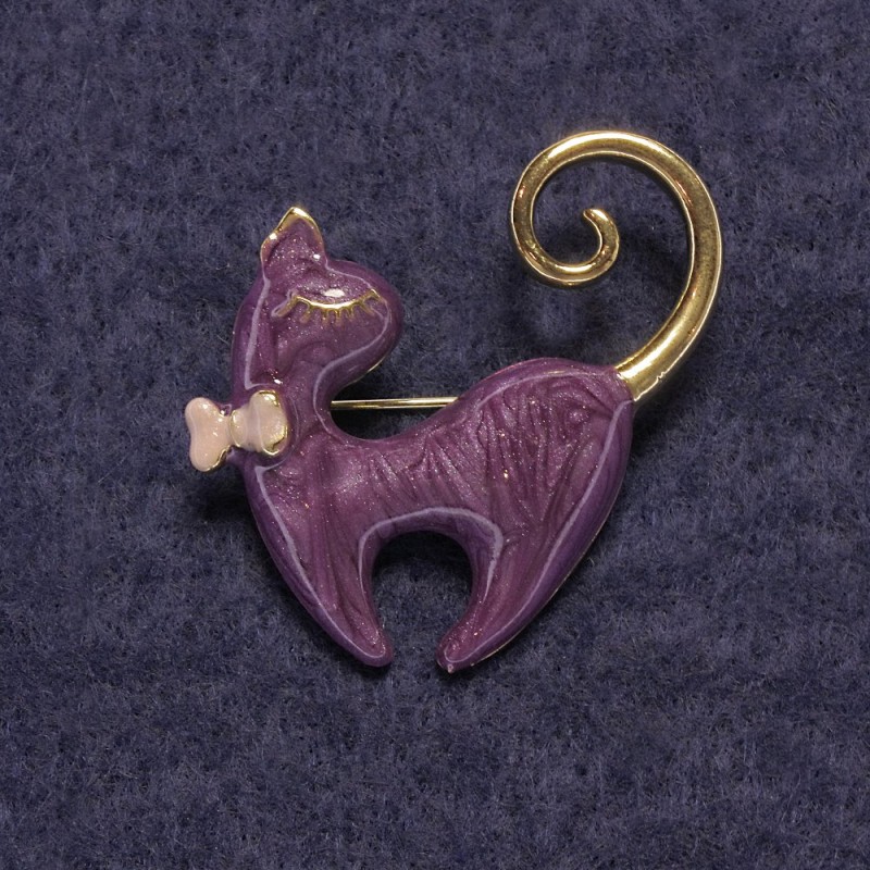 Cat Brooch, purple pearl, gold-tone metal, 37x38mm