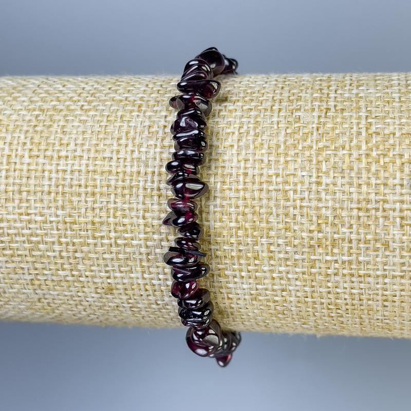 Garnet chip bracelet, diameter 6x3mm ±, length 18cm ± stretch